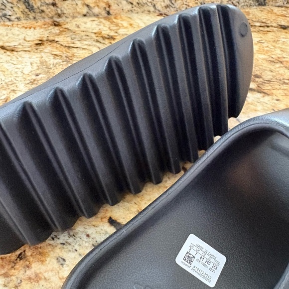 Black Adidas Yeezy Slide - Picture 4 of 4